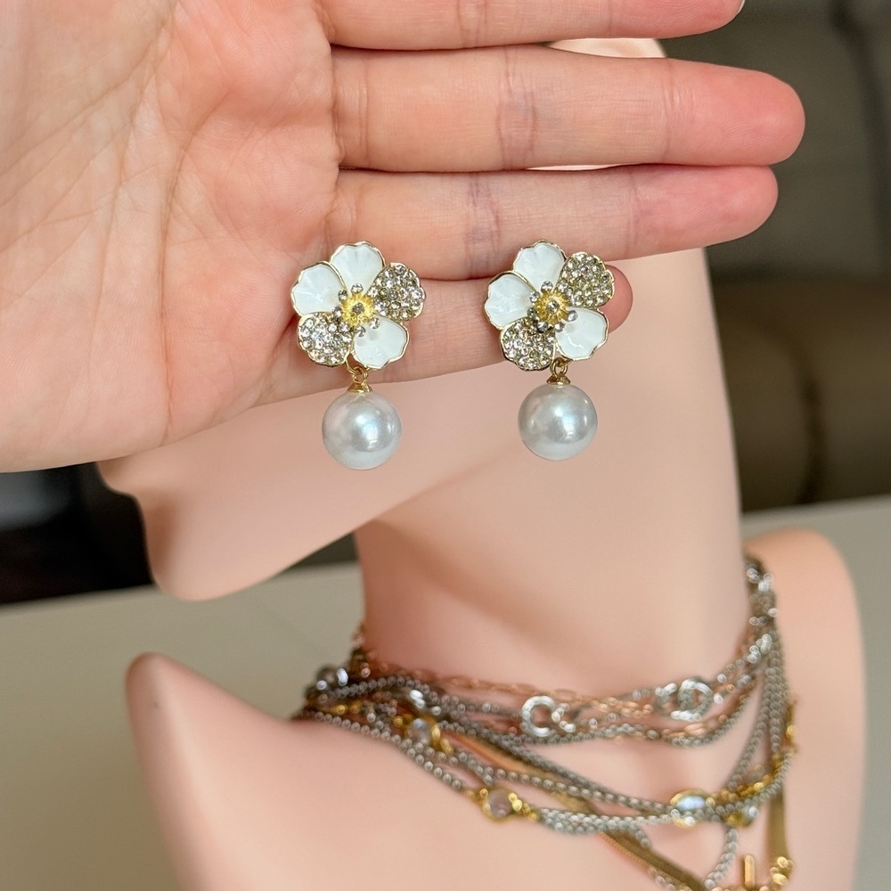 Elegant Pearl Drop Flower Earrings - White and Gold